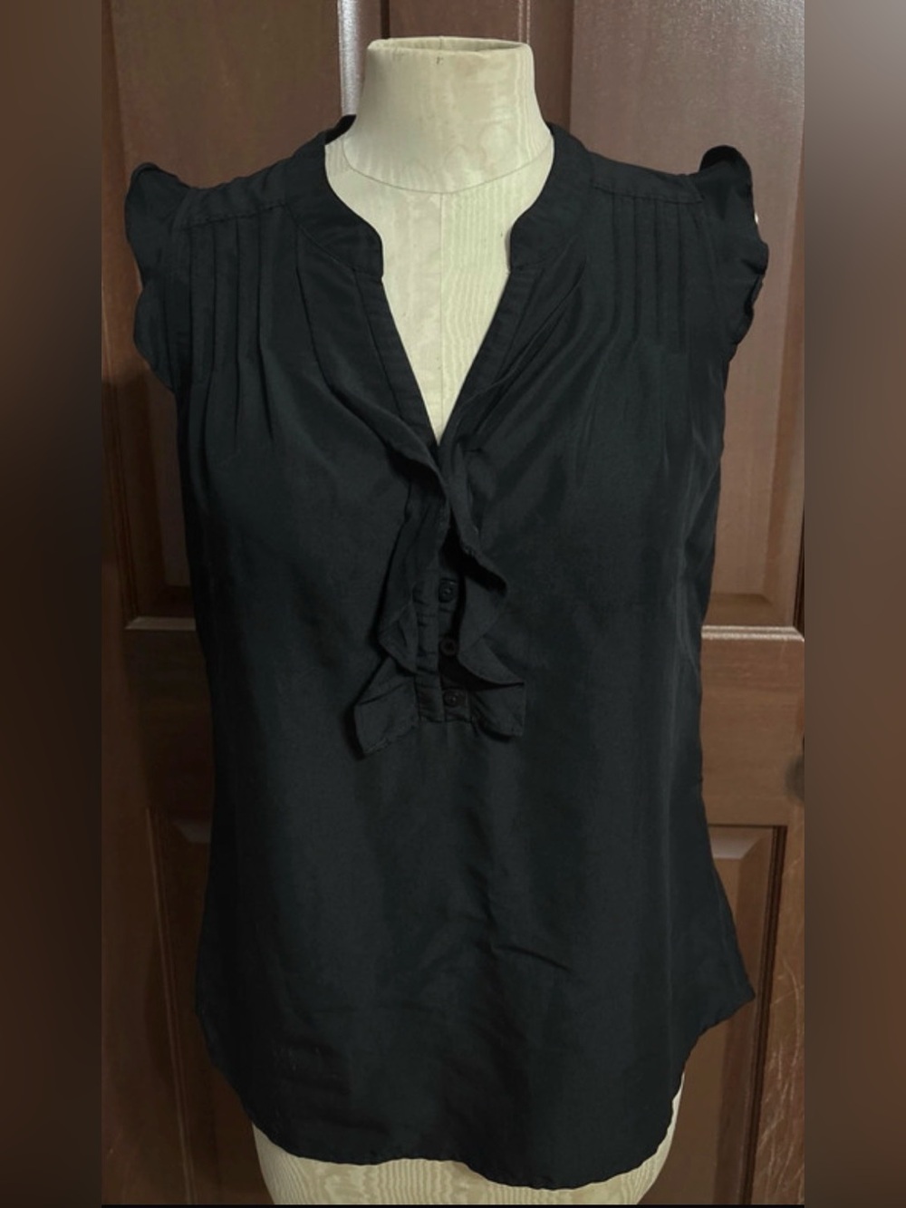 Women’s Gap ruffle sleeveless shirt size small black